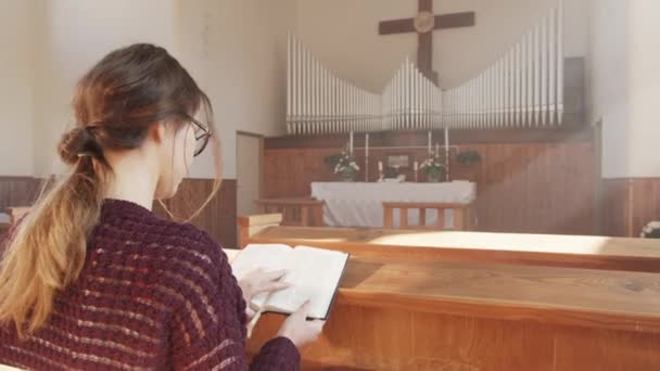 Youg Kvinna Läser Bibeln Kyrkan — Stockvideo