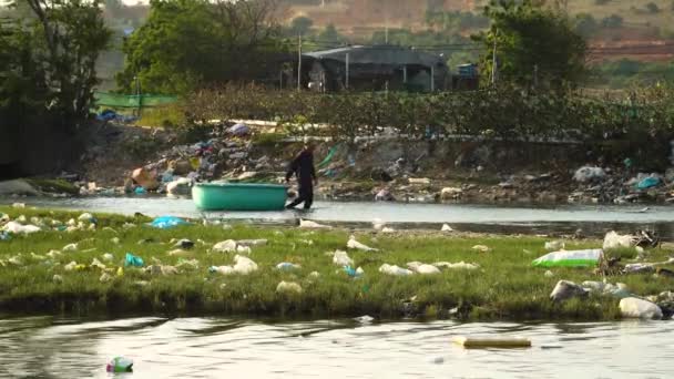 Homem Segurando Seu Barco Coracle Está Andando Rio Raso Rio — Vídeo de Stock