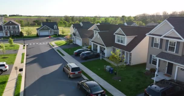 アメリカのライフスタイル住宅 田舎の近代的な郊外の景色 新居の田園地帯 — ストック動画