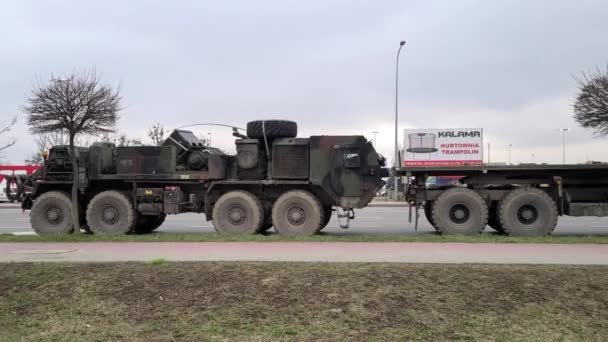 Flera Stora Militära Fordon Hemtt Del Hjälpinsatser För Ukraina Iscensatt — Stockvideo