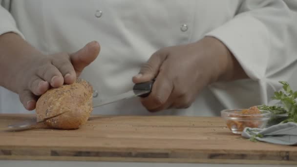Primer Plano Del Pan Cortado Mano Del Chef Hombre Corta — Vídeos de Stock