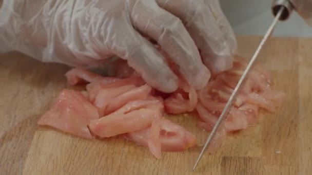 Sluiten Van Hand Van Chef Kok Snijden Tomaten Een Houten — Stockvideo