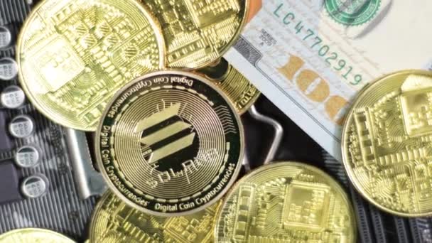 Solana Crypto Coin Altcoins Dolar Bill Rotan Placa Base Del — Vídeos de Stock