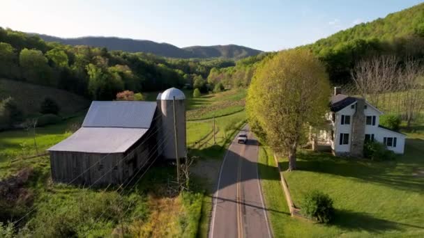 Car Travels Roadway Farm Bethel North Carolina Old Farmhouse Barn — Videoclip de stoc