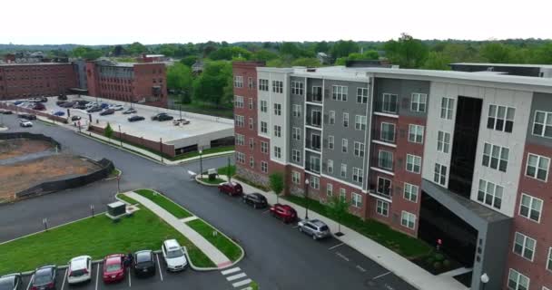 空中飞驰而过的新公寓建筑群昂贵的公寓出售 美国高密度住房背景下的停车场 — 图库视频影像