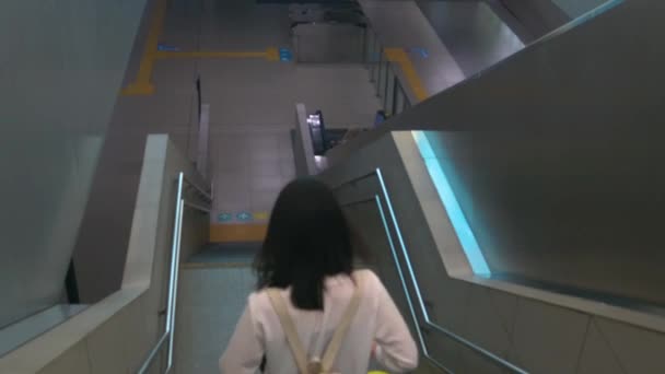 Uma Jovem Mulher Caminhando Por Uma Escada Estação Mrt — Vídeo de Stock