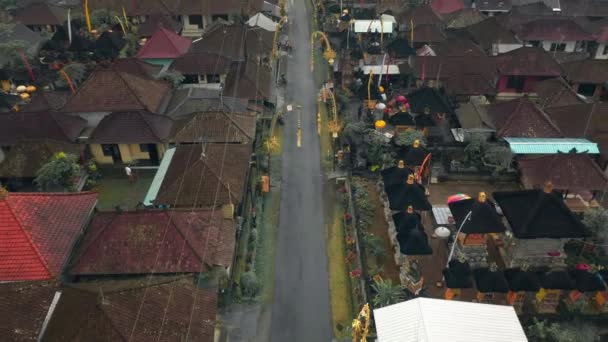 Turista Bicicletas Montaña Explorar Remoto Pueblo Balinés Con Edificios Tradicionales — Vídeo de stock