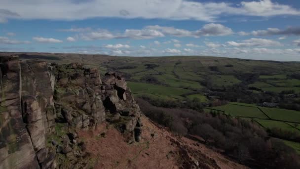 在英格兰斯塔福德郡美丽的山顶地区 空中无人驾驶飞机沿着壮观的石灰岩山脊飞行 在环绕蟑螂的乡间上空盘旋 — 图库视频影像