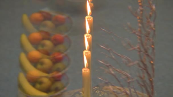 기타를 배경으로 술에서 촛불을 태우는 장면은 느리게 버섯에 영향을 미친다 — 비디오