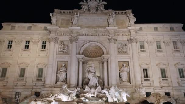 Trevi Çeşmesinin Önünde Roma Talya Bir Sürü Turist Fıskiyeye Hayran — Stok video