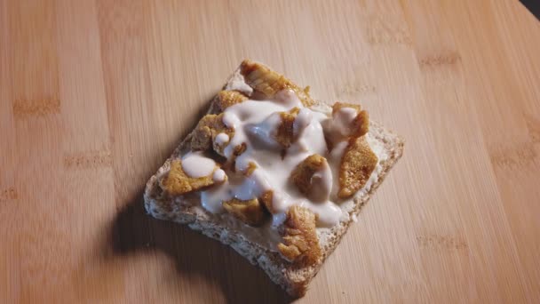 Yağlı Kayıp Tavuk Tostunu Hazırlıyorum Erimiş Peynirli Tam Tahıllı Tost — Stok video