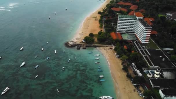 Пляж Санур Бали Интересными Пейзажами Рыбацкими Лодками Отелями Спасателями Спокойной — стоковое видео