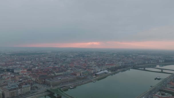 在多云的日子里 缓慢转弯的宽无人机在饥饿的首都的大河上空盘旋 — 图库视频影像