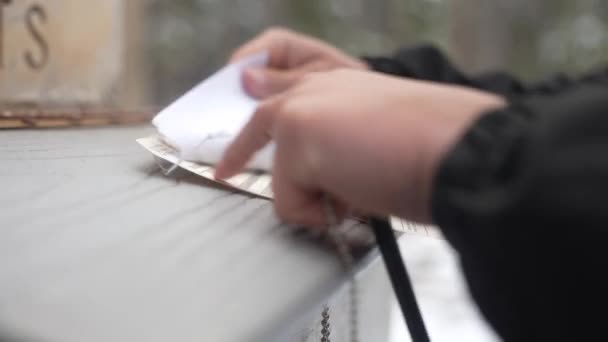Person Reißt Eine Schriftliche Backcountry Genehmigung Bevor Sie Backcountry Zelten — Stockvideo
