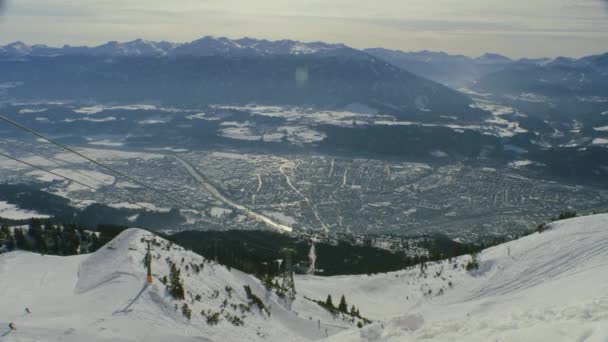 Blick Auf Innsbruck Vom Nordkettenskigebiet Mit Sessellift Und Skiern Breiter — Stockvideo