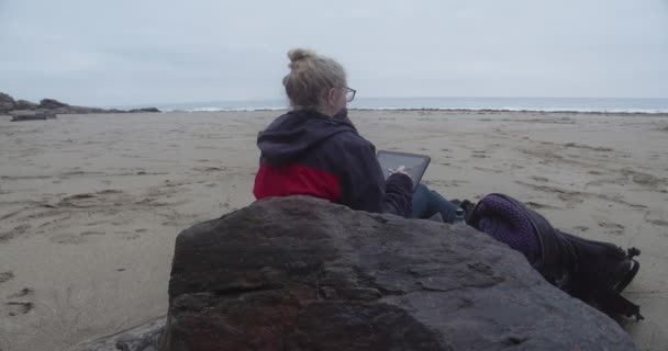 Woman Sits Rock Draws Tablet Beautiful Sea View Rinsey Head — Stock Video