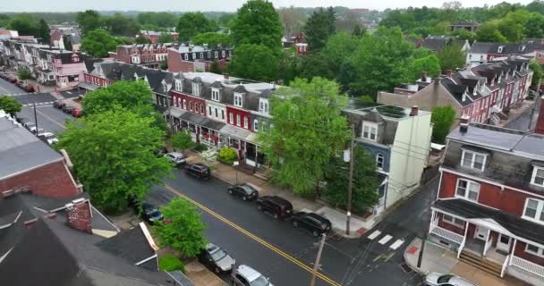 Maisons Colorées Jour Printemps Couvert Amérique Approche Angulaire Aérienne Rue — Video