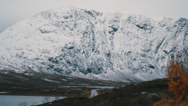 Prudké Svahy Hor Pokrývá První Lehký Sníh Jasné Podzimní Stromy — Stock video