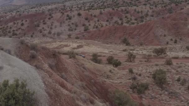 Jeep Dirigir Através Deserto Offroading Uma Estrada Sujeira Cercada Por — Vídeo de Stock