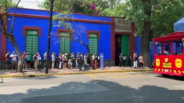 Besökare Köar Utanför Frida Kahlos Berömda Blå Hus Museum Med — Stockvideo