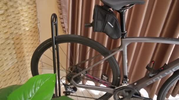 Close Pedestal View Modern Grey Road Bike Complete Set — Video Stock