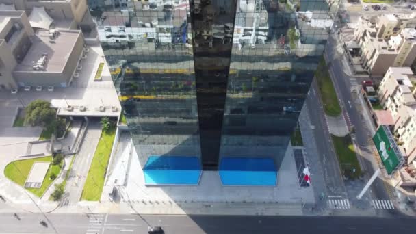 Drone Video Edificio Torre Con Ventanas Reflectantes Que Actúan Como — Vídeo de stock