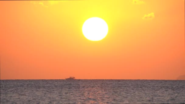 Fischerboot Segelt Ozean Mit Leuchtend Orangefarbener Sonne Bei Sonnenuntergang Breit — Stockvideo