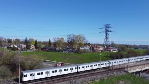 Bahn Personenzug Ttc Fährt Berufsverkehr Durch Die Stadt — Stockvideo