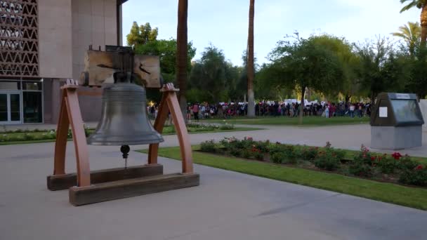 Campana Della Libertà Dell Arizona Fronte Manifestanti Del Divieto Aborto — Video Stock