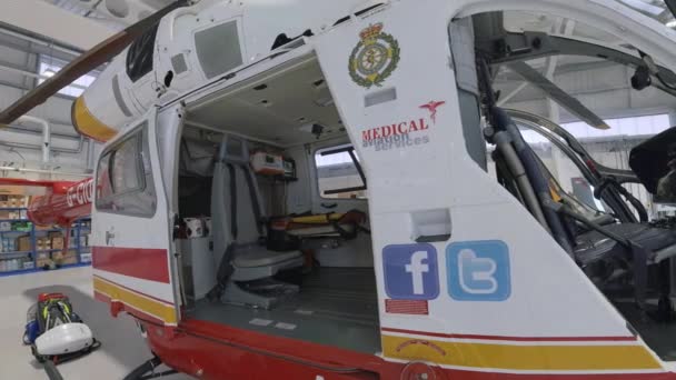 Elicottero Ambulanza All Aperto Gancio Guardando All Interno Della Cabina — Video Stock