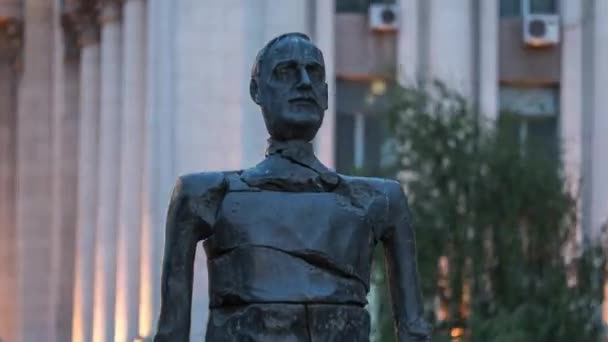 Hyperlapsus Statue Luliu Maniu Bucarest Avec Bâtiment Ministère Intérieur Arrière — Video