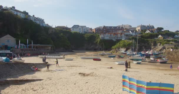 Newquay Harbour Beach Mit Menschen Die Der Sandküste Cornwall England — Stockvideo