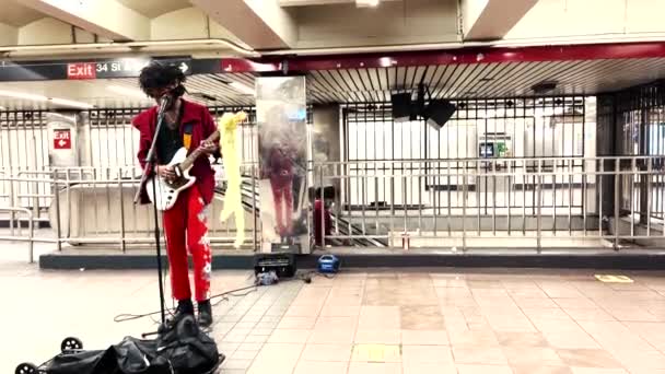 Jimmy Hendrix Lookalike Playing Blues His Guitar Singing New York – stockvideo