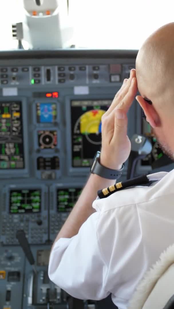 Pilot Working Aircraft Cockpit Preflight Vertical Video — ストック動画