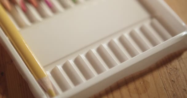 Mano Sul Tavolo Sposta Pastelli Colorati Unica Linea Primo Piano — Video Stock
