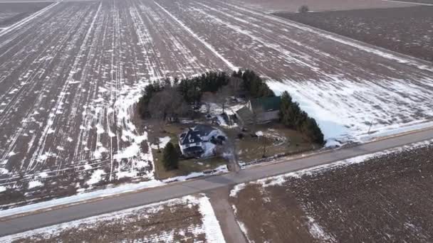 Luchtfoto Van Geïsoleerde Boerderij Weg Het Amerikaanse Platteland Koude Winterdag — Stockvideo