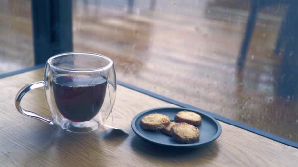 Τσάι Και Μπισκότα Στο Ζεστό Δωμάτιο Μια Βροχερή Μέρα — Αρχείο Βίντεο