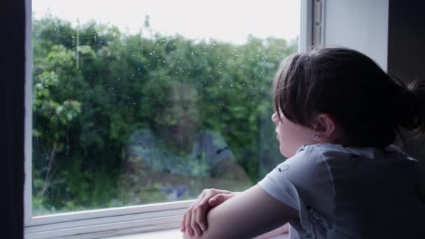 Smutná Osamělá Dívka Dívá Okna Venku Prší — Stock video