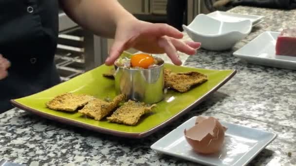 Mujer Cocina Terminando Plato — Vídeos de Stock