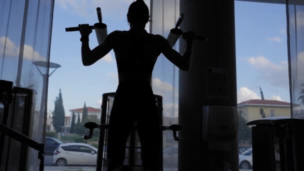 肌肉发达的女人在体育馆做伸展运动 — 图库视频影像
