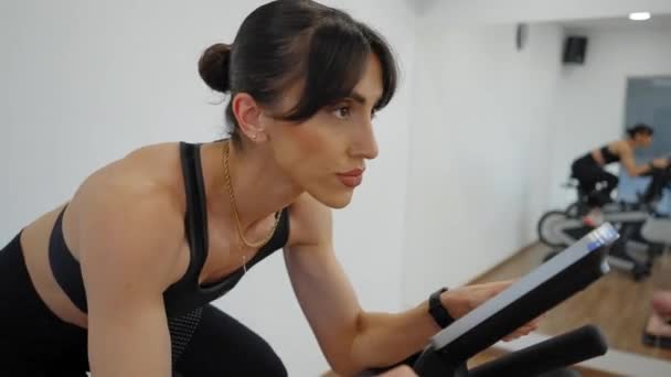 Mujer Haciendo Ejercicio Una Bicicleta Estacionaria Gimnasio Personal — Vídeos de Stock