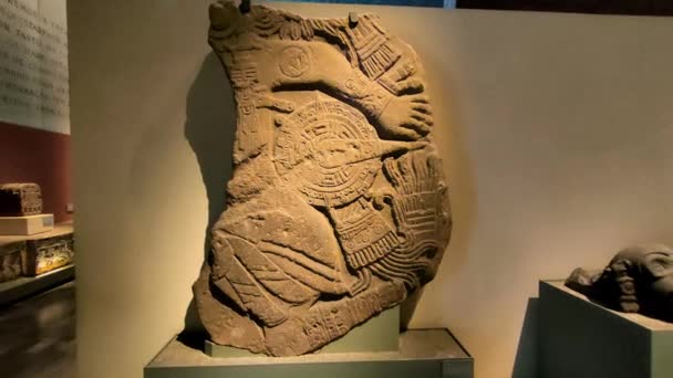 Vista Una Deidad Azteca Encarnada Una Roca Partida Tenochtitlán — Vídeos de Stock