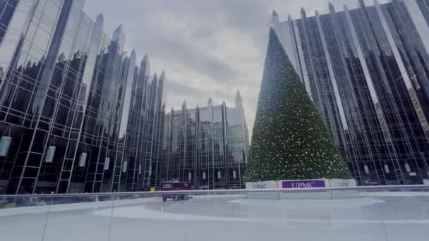 Livre Ice Skate Rink Park Centro Pittsburgh Véspera Natal — Vídeo de Stock