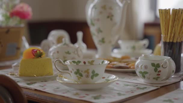 Set Alto Mesa Cerrar Sartén Sobre Mesa Las Tazas — Vídeos de Stock