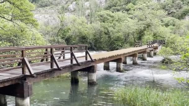 Hermosa Naturaleza Parque Nacional Krka Croacia Con Puente Madera Recientemente — Vídeo de stock