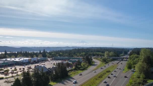 Mount Rainier Skymtar Över Trafikerad Motorväg Utbyte Nära Gig Harbor — Stockvideo