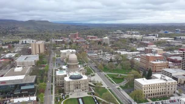 ボイシ アイダホ州議事堂と中心街の建物のドローンビュー — ストック動画