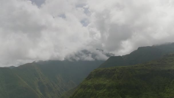 Cumes Das Montanhas Esconderam Atrás Das Nuvens Encostas Verdes Sem — Vídeo de Stock