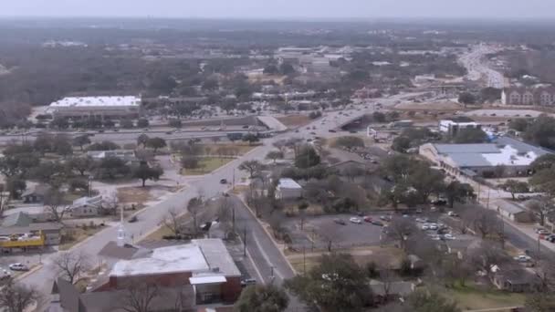 德克萨斯州市中心圆石附近繁忙的35号州际公路交叉口空中跟踪拍摄 — 图库视频影像