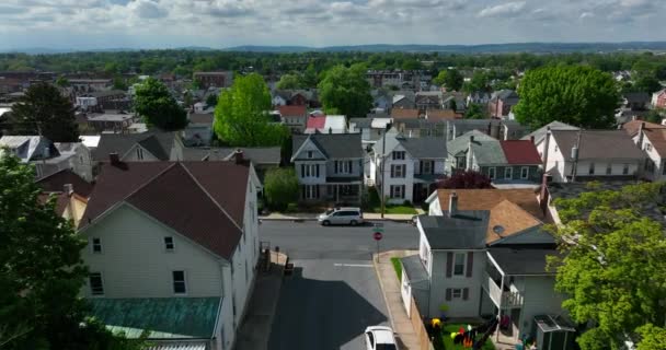 春天的小镇房子 空中反转 上升的镜头美国城市 小城镇社区 只有一个家庭住房 — 图库视频影像